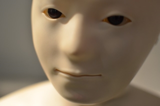 사람과 똑 닮은 로봇에 불쾌해지는 이유는?